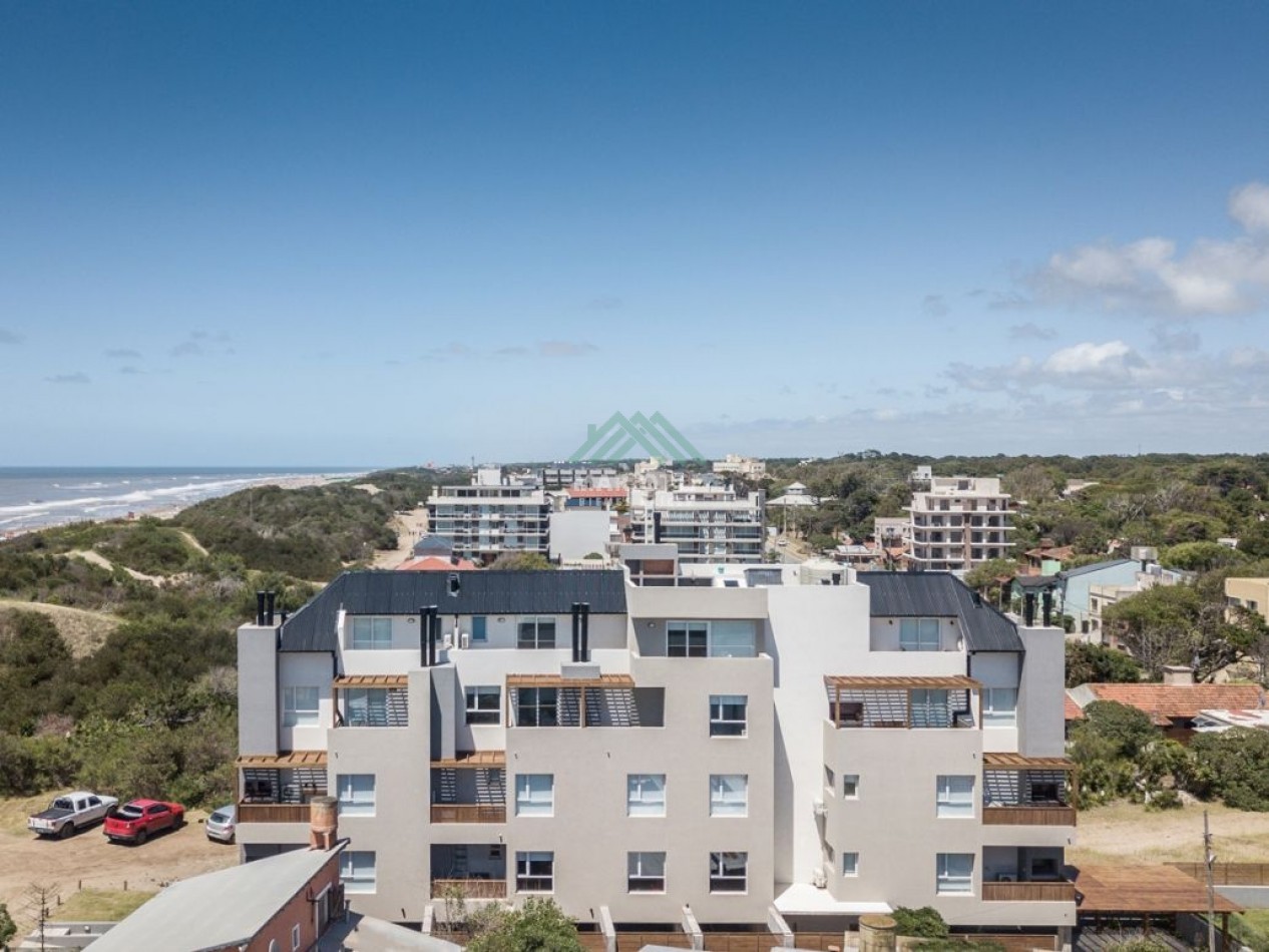 EN VENTA - PINAMAR - MAR DE OSTENDE - DEPARTAMENTO 3 AMB CON PILETA Y SALIDA A LA PLAYA.