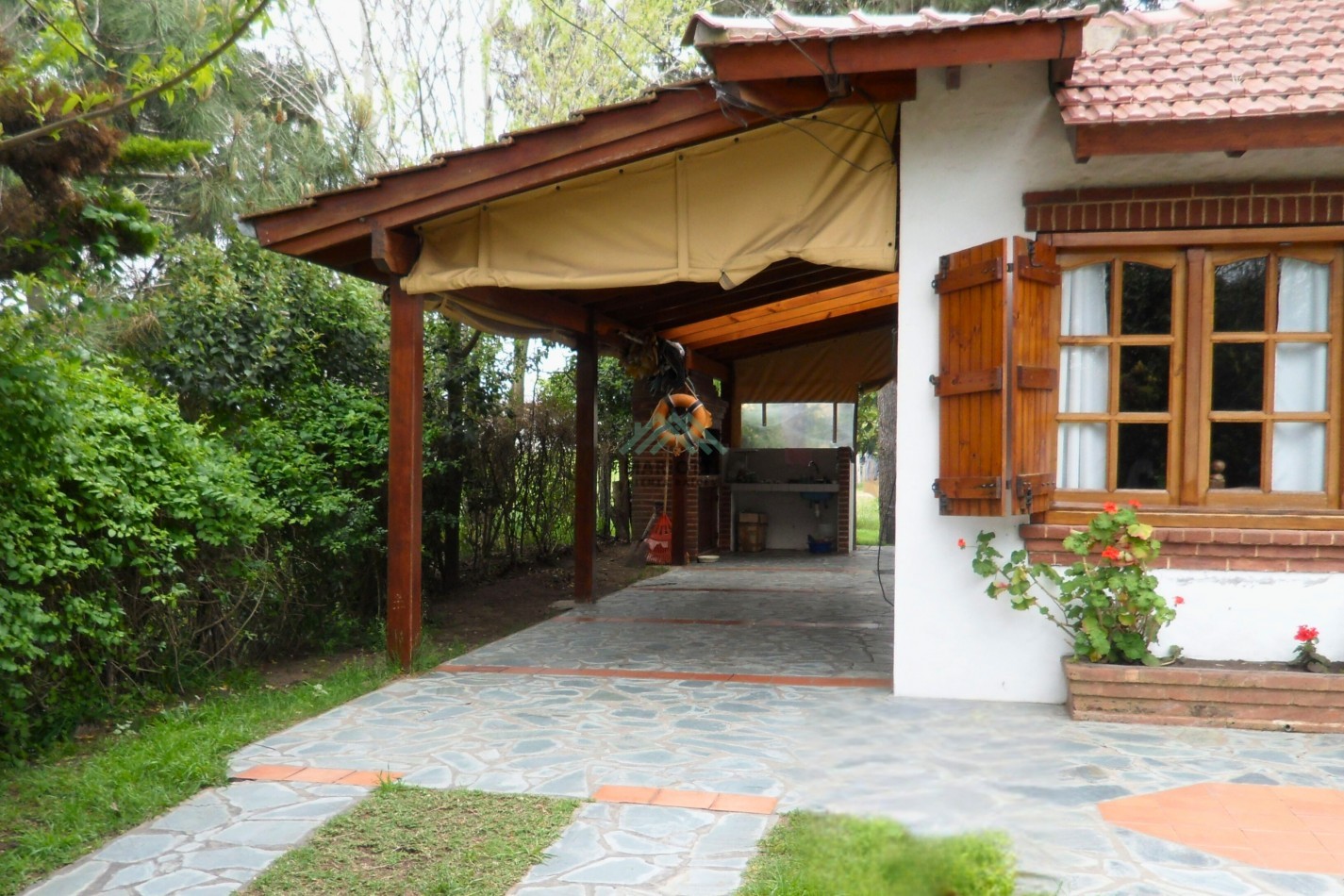 EN VENTA - OSTENDE - OPORTUNIDAD - CASA 3 DORMITORIOS 2 BAÑOS CON DEPARTAMENTO INDENPENDIENTE