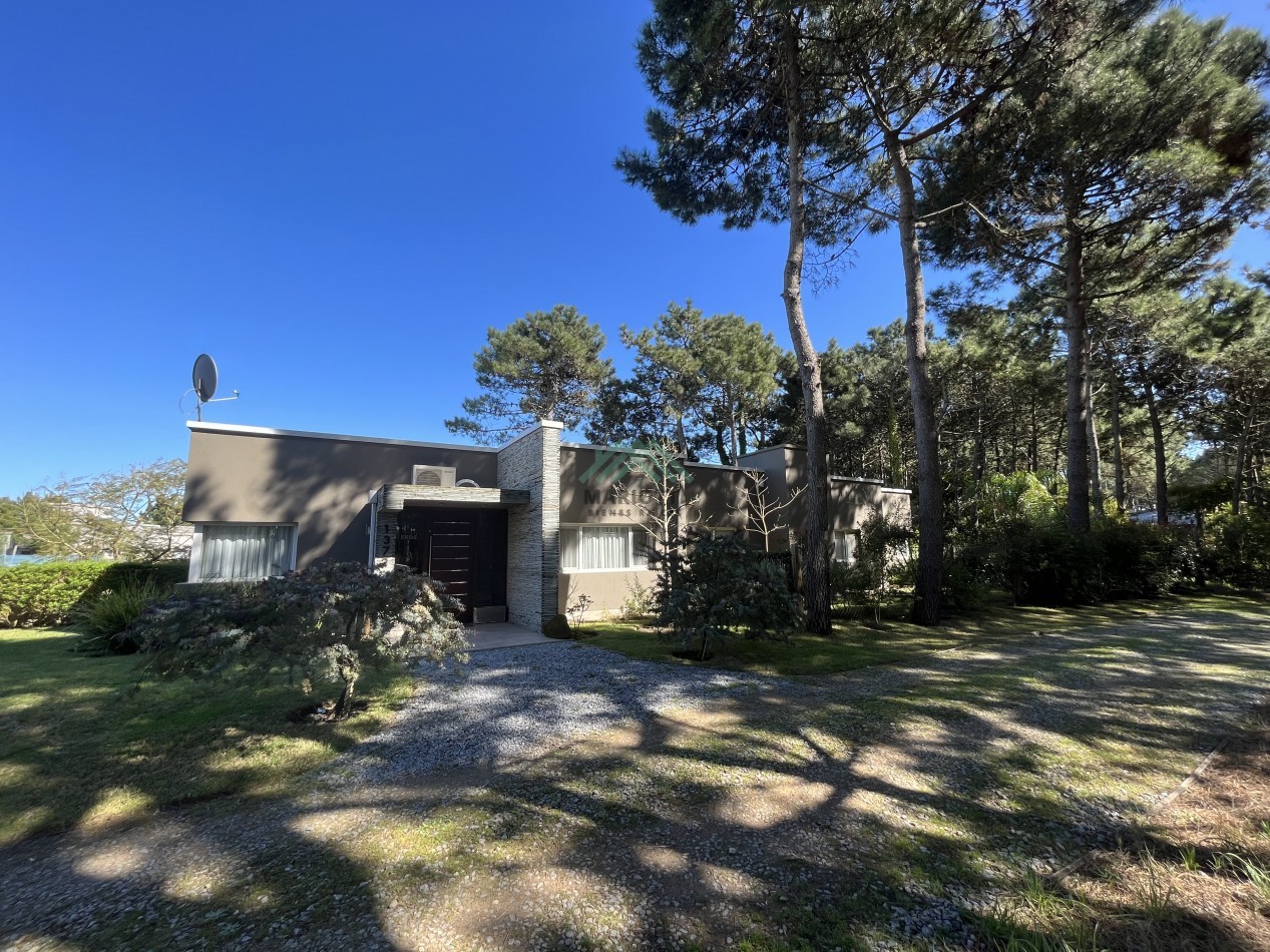 EN VENTA - PINAMAR  - NAYADES - CASA 3 DORMITORIOS CON PILETA CERCADA