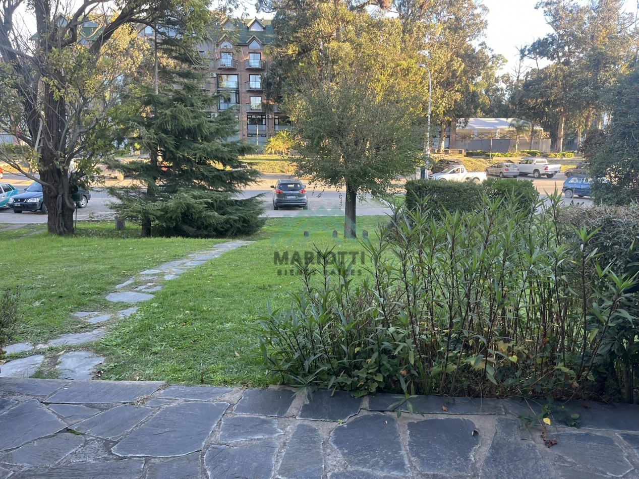 PINAMAR - CENTRO - EN VENTA 3 AMB CON COCINA SEPARADA Y PATIO DESCUBIERTO