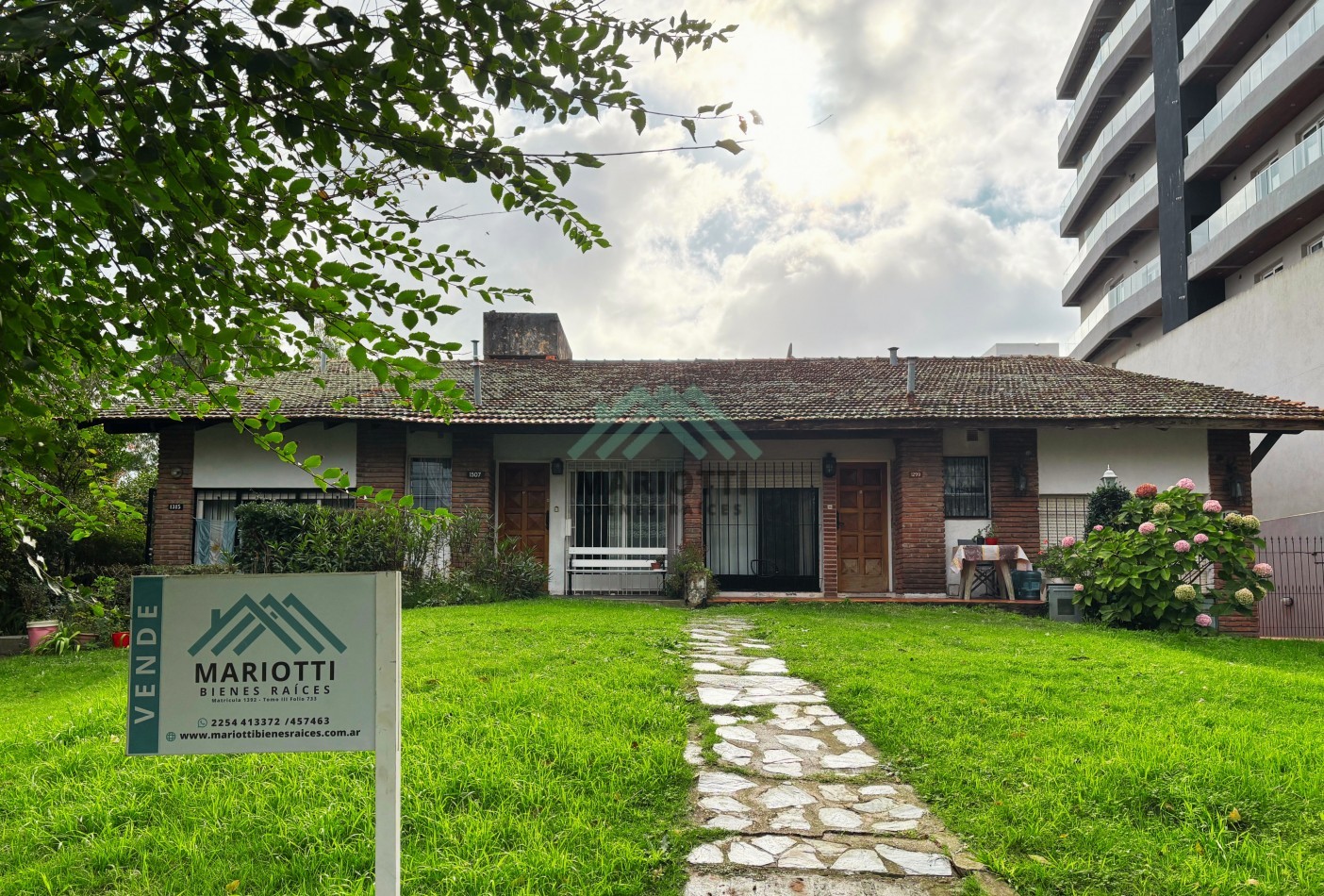 PINAMAR - CENTRO - EN VENTA 3 AMB CON COCINA SEPARADA Y PATIO DESCUBIERTO