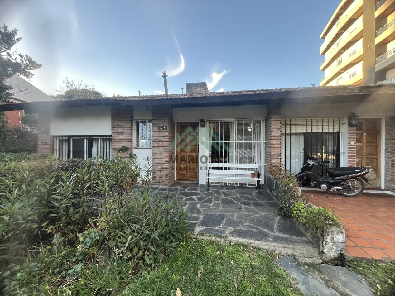 PINAMAR - CENTRO - EN VENTA 3 AMB CON COCINA SEPARADA Y PATIO DESCUBIERTO