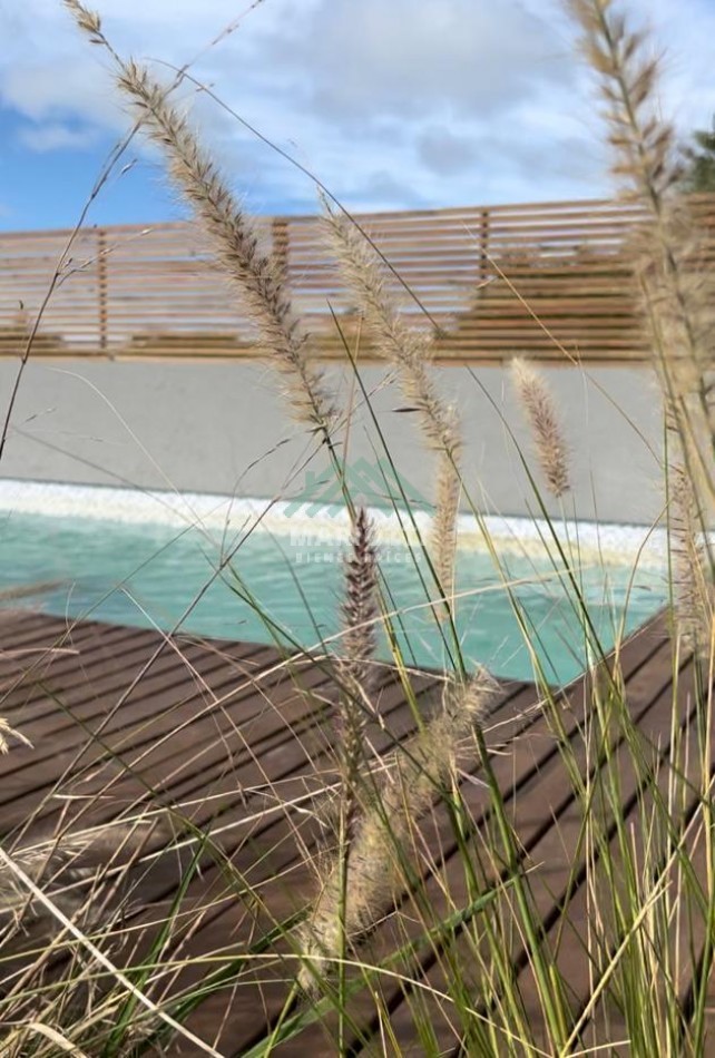 EN VENTA - PINAMAR - MAR DE OSTENDE - DEPARTAMENTO 3 AMB CON PILETA Y SALIDA A LA PLAYA.