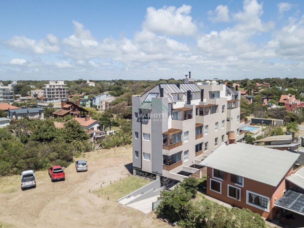EN VENTA - PINAMAR - MAR DE OSTENDE - DEPARTAMENTO 3 AMB CON PILETA Y SALIDA A LA PLAYA.