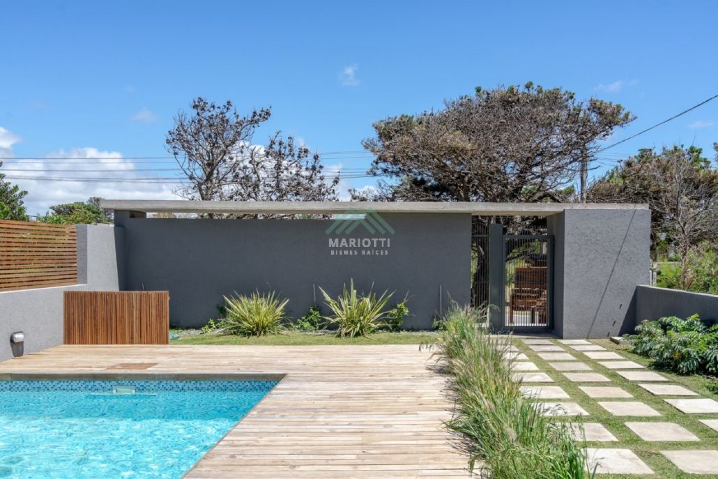 EN VENTA - PINAMAR - MAR DE OSTENDE - DEPARTAMENTO 3 AMB CON PILETA Y SALIDA A LA PLAYA.