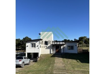 EN VENTA - COSTA ESMERALDA - GOLF I - CASA 3 DORMITORIOS Y PILETA