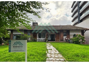 PINAMAR - CENTRO - EN VENTA 3 AMB CON COCINA SEPARADA Y PATIO DESCUBIERTO